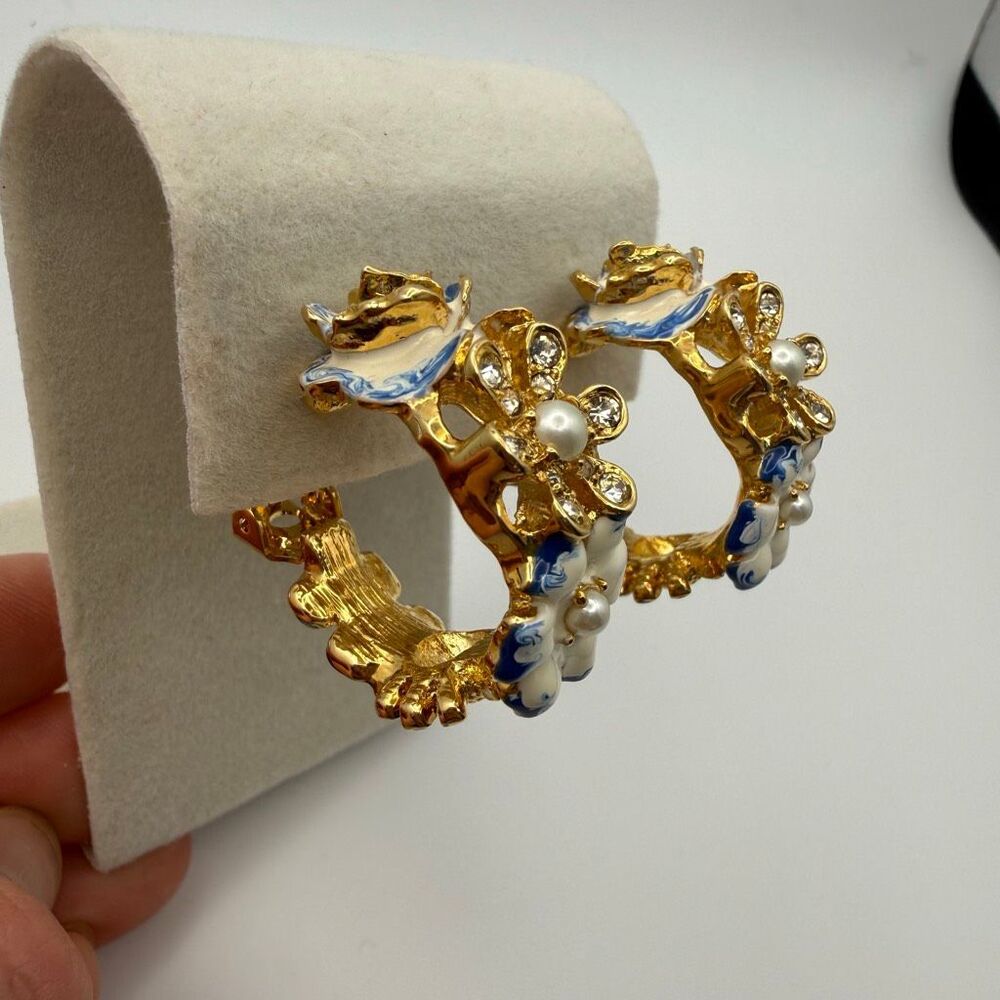 Kenneth Jay Lane gold-plated hoop clip-on earrings white/blue enamel floral New